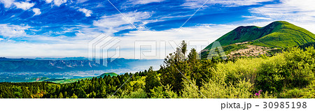新緑の阿蘇ジオパーク 米塚と杵島岳 新緑の阿蘇ジオパーク 米塚と杵島岳 30985198