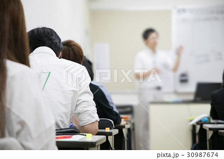 塾・大学　学生と講師 30987674