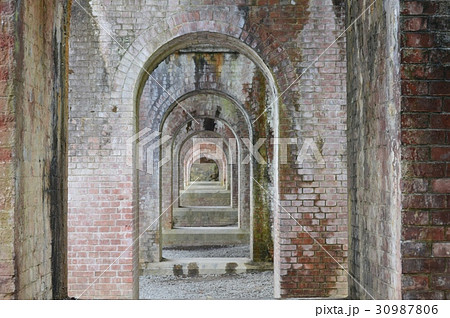 琵琶湖疏水の「水路閣」(南禅寺境内/京都市左京区) 琵琶湖疏水の「水路閣」(南禅寺境内/京都市左京区) 30987806