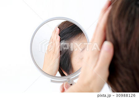 白髪チェックする女性 30988126