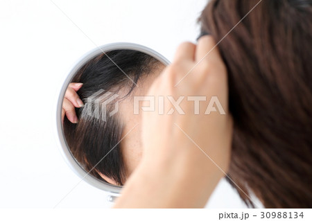 白髪チェックする女性 30988134