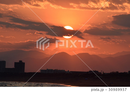 夕暮れ時の海岸 30989937