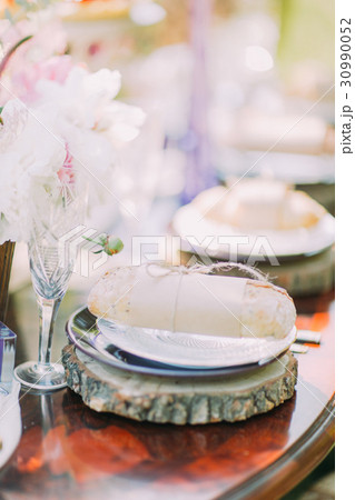The side vertical photo of the wedding table 30990052