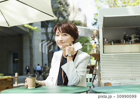 カジュアル　キャリアウーマン　カフェ 30990099