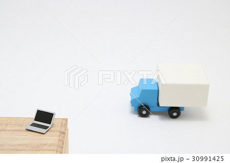 パソコンとミニチュアトラック 30991425