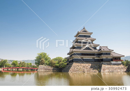 国宝松本城大天守とお堀と埋橋 国宝松本城大天守とお堀と埋橋 30992473