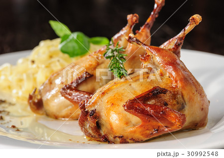 Roasted or fried quail with herbs and tagliatelle 30992548