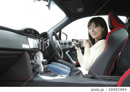 スポーツカーに乗る女性の写真素材