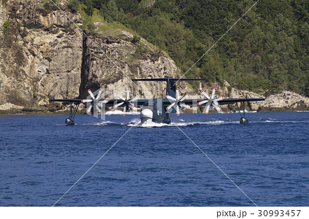 小笠原父島の二見湾に着水した水上飛行艇US-2 30993457