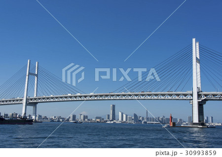 横浜モデル みなとみらい21 横浜ベイブリッジ★YOKOHAMA★ニューエラキャップ NEWERA CAP 検)横浜DeNAベイスターズ 676 横浜ベイブリッジ Stock Photos, High-Res Pictures, and Images