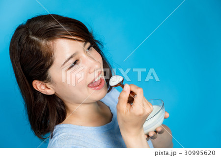 ヨーグルトを食べる女性 30995620