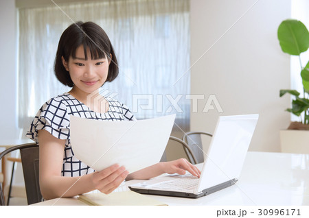 カジュアルビジネス　ビジネスウーマン　女性　働く女性　ノートパソコン　女子学生　パソコンを打つ　 30996171