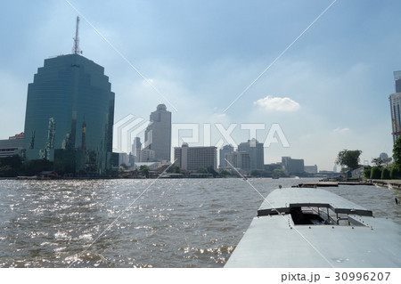 船から見るチャオプラヤー川沿いの風景 30996207