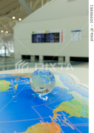 旅行イメージ　地球儀と世界地図　撮影協力:福岡空港 30996861