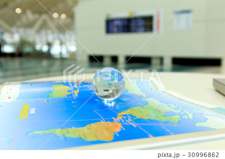 旅行イメージ　地球儀と世界地図　撮影協力:福岡空港 30996862