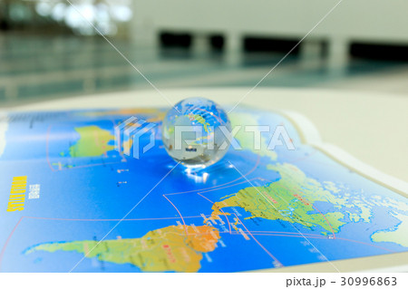 旅行イメージ　地球儀と世界地図　撮影協力:福岡空港 30996863