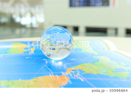 旅行イメージ　地球儀と世界地図　撮影協力:福岡空港 30996864