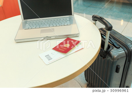 旅行イメージ パスポートとノートPC 撮影協力:福岡空港 旅行イメージ パスポートとノートPC 撮影協力:福岡空港 30996961
