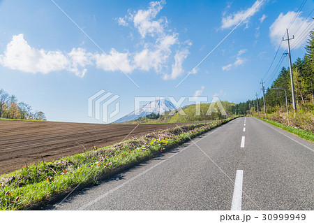 羊蹄山と直線道路 夏の北海道ニセコの風景の写真素材 羊蹄山と直線道路 夏の北海道ニセコの風景の写真素材