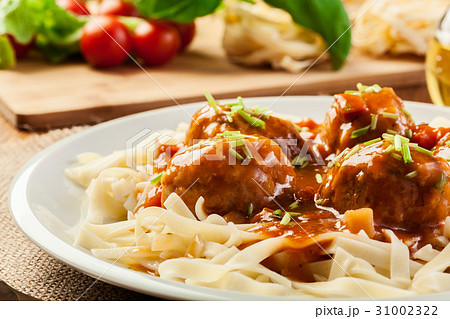 Pasta fettuccine and meatballs with tomato sauce 31002322