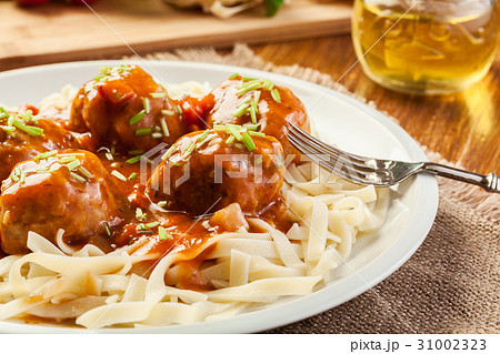 Pasta fettuccine and meatballs with tomato sauce 31002323