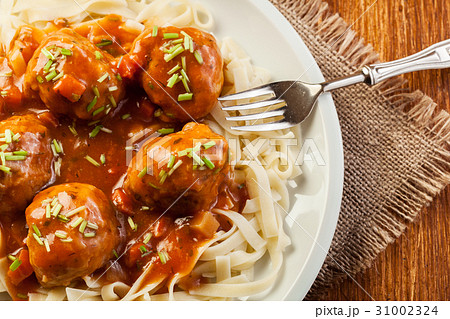 Pasta fettuccine and meatballs with tomato sauce 31002324