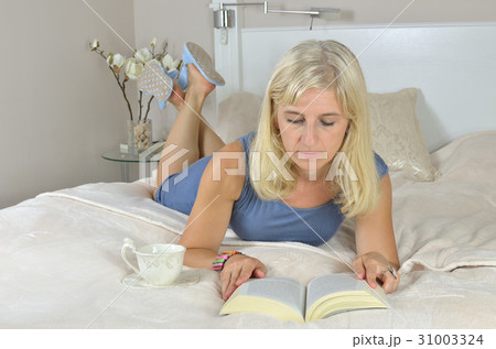 Blonde Woman Reading 31003324