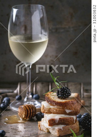 Sandwich with goat cheese and berries 31003632