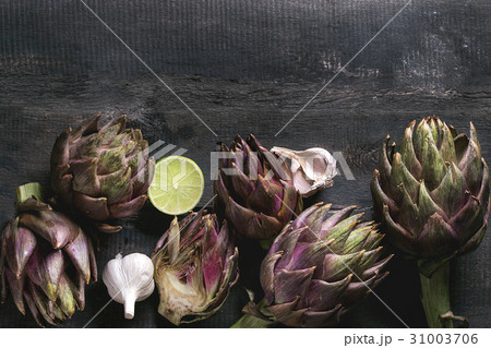 Uncooked purple artichokes 31003706