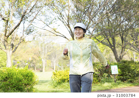 公園をウォーキングするシニア女性 31003784