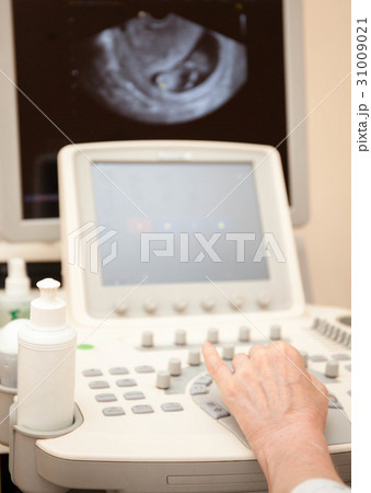 Doctor performing an ultrasound examination 31009021