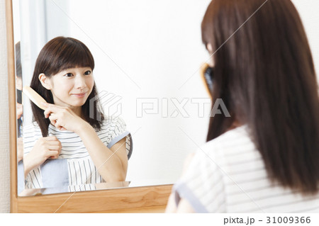 女性 ヘアケア ブラッシング ビューティー スキンケア 女性 ヘアケア ブラッシング ビューティー スキンケア 31009366