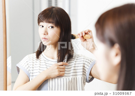 女性 ヘアケア ブラッシング ビューティー スキンケア 女性 ヘアケア ブラッシング ビューティー スキンケア 31009367