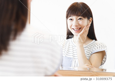 女性 ビューティー スキンケア マッサージ 保湿 朝 美容 女性 ビューティー スキンケア マッサージ 保湿 朝 美容 31009375