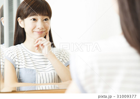 女性　ビューティー　スキンケア　マッサージ　保湿　朝　美容 31009377