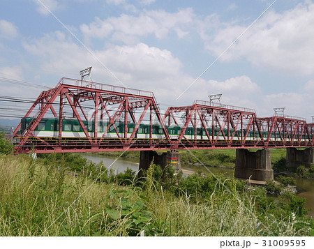 鉄橋を渡る電車の写真素材 鉄橋を渡る電車の写真素材