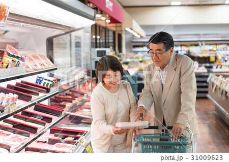 スーパーで肉を買うシニアの夫婦 31009623