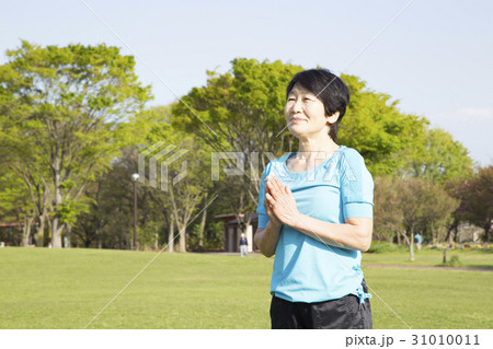 ヨガをするシニア女性 31010011