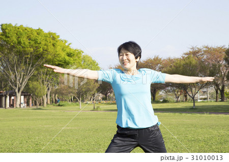 ヨガをするシニア女性 31010013