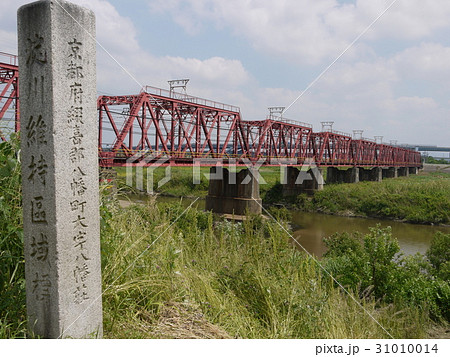 古い石碑と鉄橋 31010014