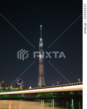 東京スカイツリー・幟(のぼり)ライティングと桜橋付近の隅田川の夜景(縦) 31010147