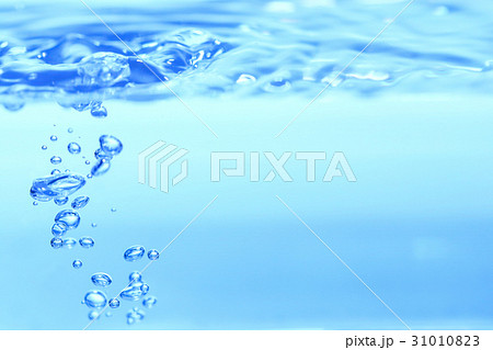 水の泡・水面・水中・水の素材。健康や医療、環境やライフスタイル、飲料。1/fゆらぎ。 31010823