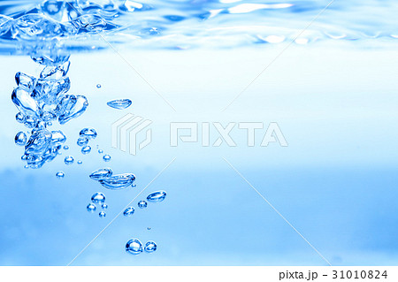 水の泡・水面・水中・水の素材。健康や医療、環境やライフスタイル、飲料。1/fゆらぎ。 31010824