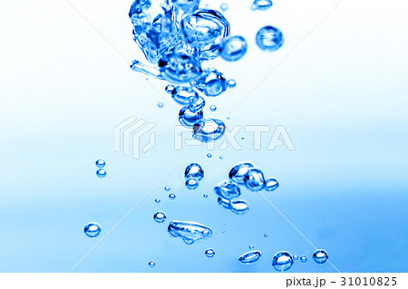 水の泡 水面 水中 水の素材 健康や医療 環境やライフスタイル 飲料 1 Fゆらぎ の写真素材