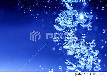 水の泡・水面・水中・水の素材。健康や医療、環境やライフスタイル、飲料のイメージ。 31010826