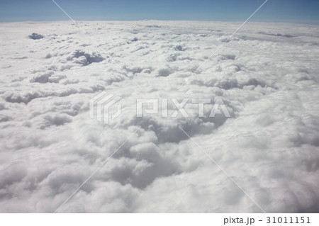 初夏の東北地方上空に発生した美しい雲海 31011151