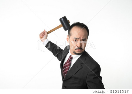 スーツ姿のミドル男性 31011517