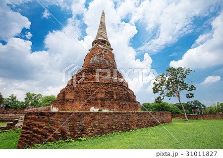 Ruins of buddha statues and pagoda of Wat Mahathat in Ayutthaya Ruins of buddha statues and pagoda of Wat Mahathat in Ayutthaya 31011827