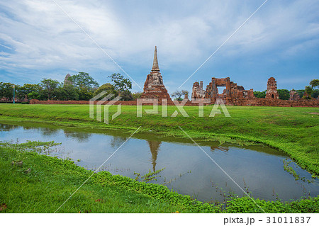 Ruins of buddha statues and pagoda of Wat Mahathat in Ayutthaya 31011837