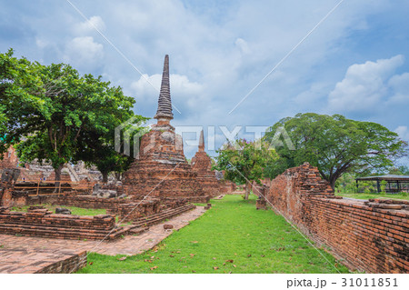 Ruins of buddha statues and pagoda of Wat Phra Si Sanphet in Ayu Ruins of buddha statues and pagoda of Wat Phra Si Sanphet in Ayu 31011851